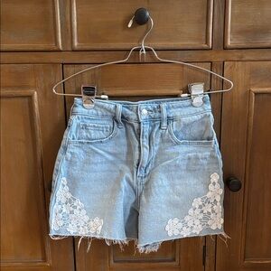 Hollister Curvy Ultra High Rise Mom Short with Floral Appliqué, 0/00, 24W